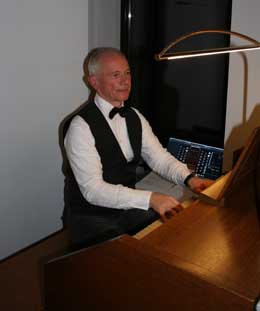 Hermann Baum am Orgelspieltisch im Gemeindezentrum der Evangelisch methodistischen Kirche in Bad Soden-Neuenhain