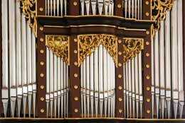 Orgelprospekt der Orgel in Velesovo: Metallpfeifen, dunkelbraunes Holz, Goldverzierungen