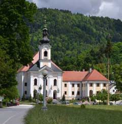 Pfarrkirche von Velesovo; ehemalige Klosterkirche inmitten grüner Natur