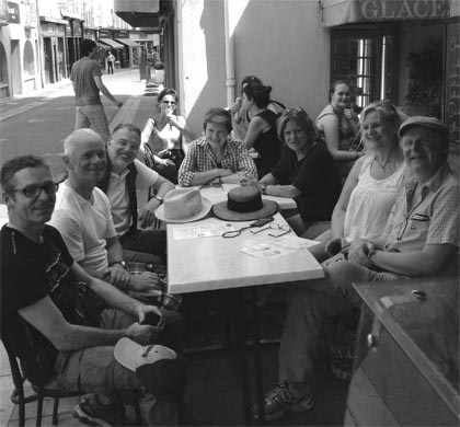 Die Fahrtgruppe im Eiscafé in der Fußgängerzone von Cluny