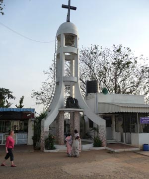 Indische christliche Kirche mit Glockenturm ganz in Weiß