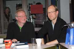 Pastor Klingel und Markus Weber sitzen am Tisch