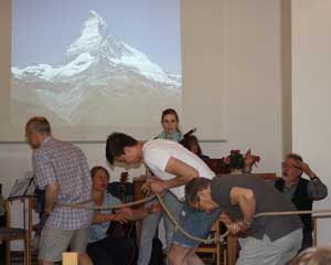 Die Theatergruppe stellt eine alpine Seilschaft dar