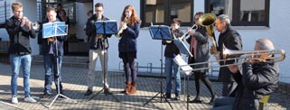 Einige Bläser (6 Trompeten, 1 Tenorhorn und 1 Posaune) spielen Choräle vor dem Gemeindezentrum am Ostersonntag 2015