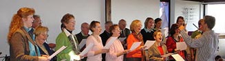 Chor der EmK Neuenhain im Altarraum des Gemeindezentrums