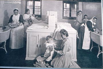 Krankenschwestern versorgen Babies im Bethanienkrankenhaus Frankfurt am Main